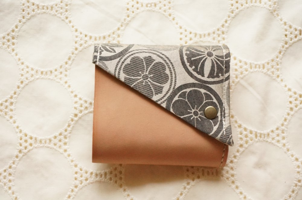 二つ折り財布　-tutumu- (家紋ゴールド×ネイビー）