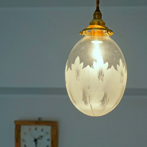 切子ガラス 照明　ペンダントライト　タマゴ型　重ね葉柄　真鍮器具 1枚目の画像