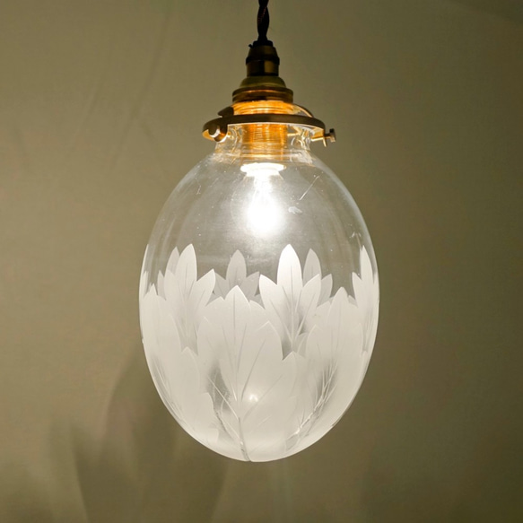 切子ガラス 照明　ペンダントライト　タマゴ型　重ね葉柄　真鍮器具 2枚目の画像