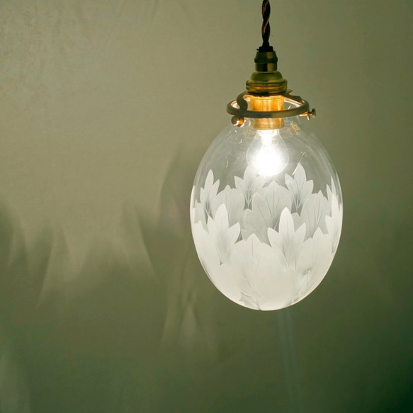 切子ガラス 照明　ペンダントライト　タマゴ型　重ね葉柄　真鍮器具 3枚目の画像