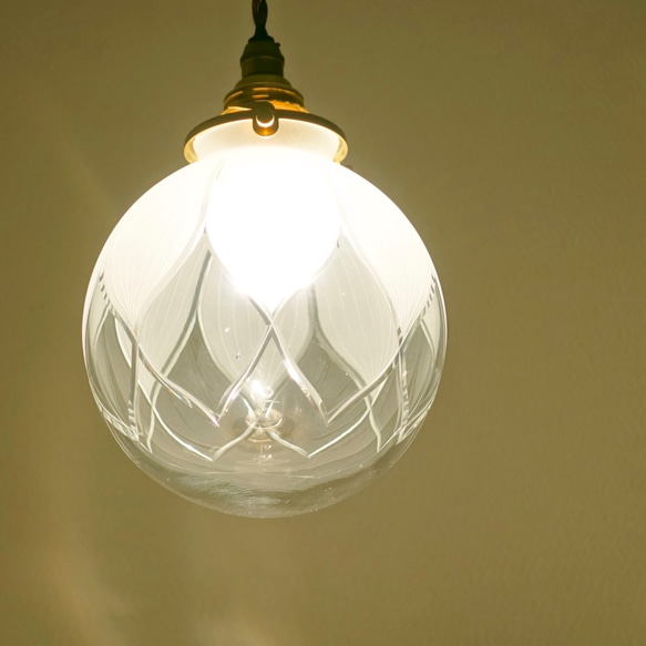 切子ガラス 照明　ペンダントライト　ハス切子丸型138　真鍮器具 3枚目の画像