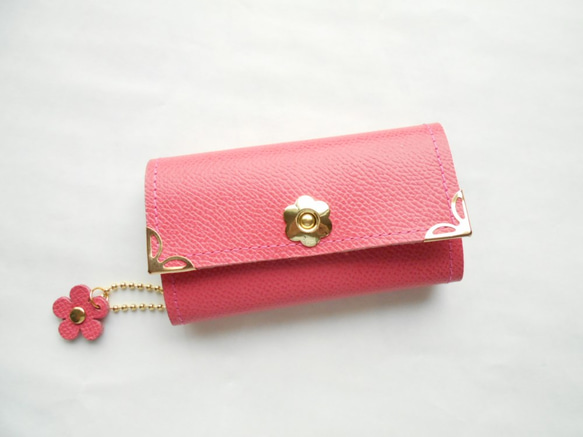 サーモンピンクのシュリンクレザーキーケース・コーナー金具付き