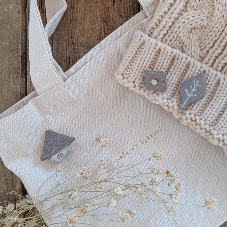 【信楽焼】素敵なお家　３点セット　ブローチ　ヘアゴム　伝統工芸　陶器　粉引　北欧　モノトーン　選べる金具