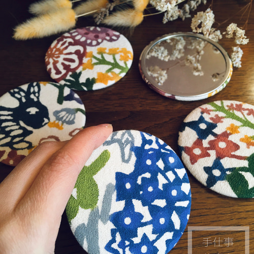型染め布缶ミラー（うさぎと野花）03005-011/手鏡/コンパクトミラー/手