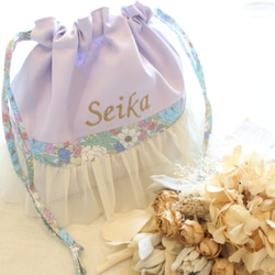 ハンドメイドお弁当袋 白×シルバーラメストライプ×薄パープルビッグリボン ハンドメイドお弁当袋 白×シルバーラメストライプ×薄パープル