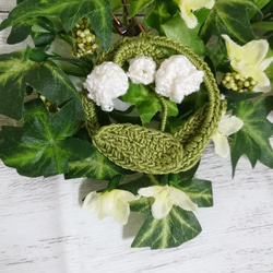 すずらん リース風ストラップ チャーム 植物 手作り 編み物 鈴蘭 お花 白 緑 1枚目の画像