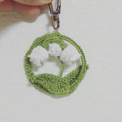 すずらん リース風ストラップ チャーム 植物 手作り 編み物 鈴蘭 お花 白 緑 2枚目の画像