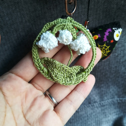 すずらん リース風ストラップ チャーム 植物 手作り 編み物 鈴蘭 お花 白 緑 4枚目の画像
