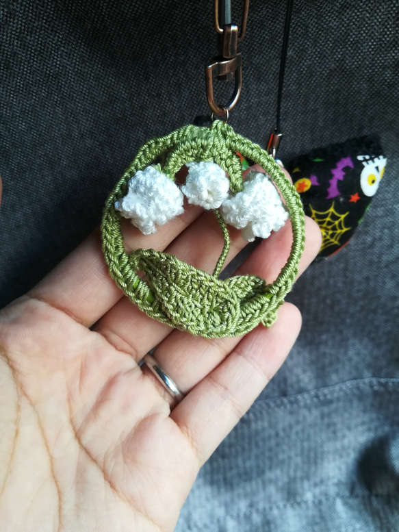 すずらん リース風ストラップ チャーム 植物 手作り 編み物 鈴蘭 お花 白 緑 4枚目の画像