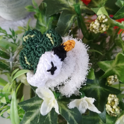 【クーポンあり】白鳥とクローバーのブローチ 鳥 植物 緑 モコモコ フワフワ 毛糸 レース糸 1枚目の画像