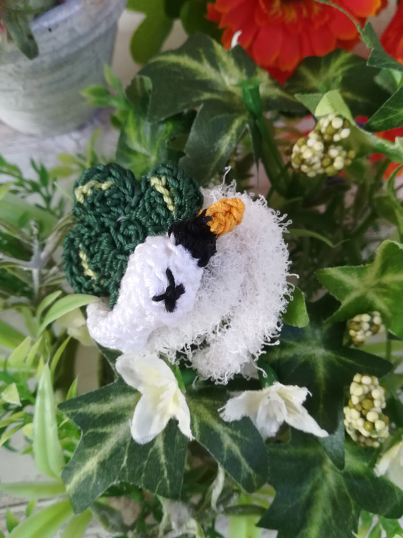 【クーポンあり】白鳥とクローバーのブローチ 鳥 植物 緑 モコモコ フワフワ 毛糸 レース糸 1枚目の画像
