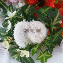 【クーポンあり】白鳥とクローバーのブローチ 鳥 植物 緑 モコモコ フワフワ 毛糸 レース糸 3枚目の画像