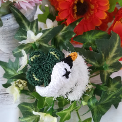 【クーポンあり】白鳥とクローバーのブローチ 鳥 植物 緑 モコモコ フワフワ 毛糸 レース糸 4枚目の画像