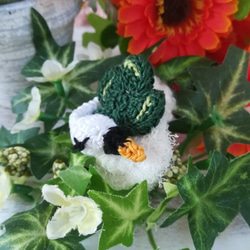 【クーポンあり】白鳥とクローバーのブローチ 鳥 植物 緑 モコモコ フワフワ 毛糸 レース糸 5枚目の画像