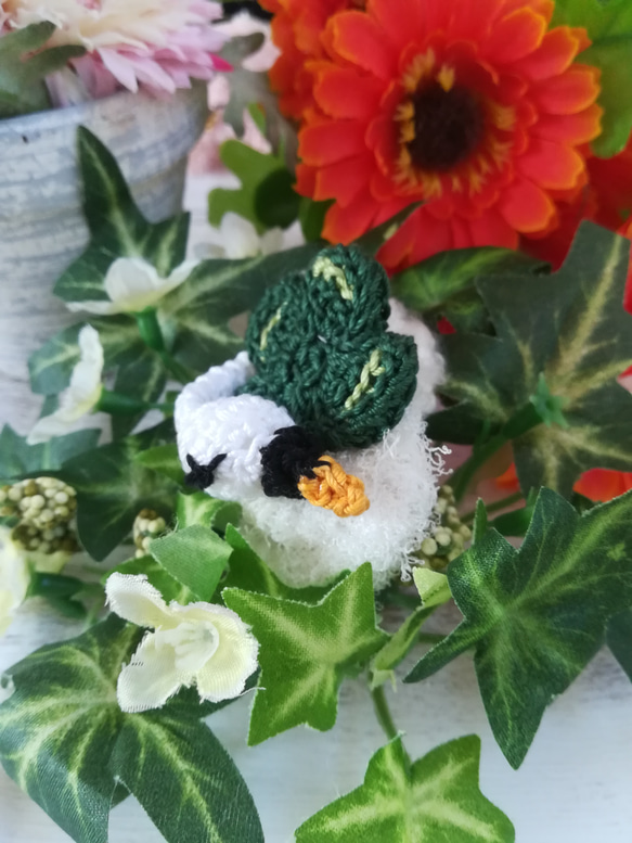 【クーポンあり】白鳥とクローバーのブローチ 鳥 植物 緑 モコモコ フワフワ 毛糸 レース糸 5枚目の画像
