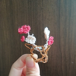 梅の花飾りの鹿さんワイヤーブローチ 刺繍糸 ワイヤー お花 梅 お正月 春 動物 1枚目の画像