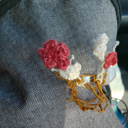 梅の花飾りの鹿さんワイヤーブローチ 刺繍糸 ワイヤー お花 梅 お正月 春 動物 2枚目の画像