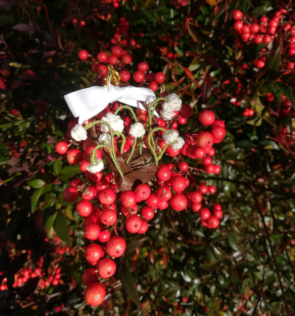 【クーポンあり】すずらんの花かごモチーフストラップ 鈴蘭  植物 編み物 立体的 ワイヤー エコアンダリヤ 1枚目の画像