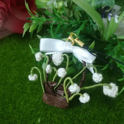 【クーポンあり】すずらんの花かごモチーフストラップ 鈴蘭  植物 編み物 立体的 ワイヤー エコアンダリヤ 2枚目の画像