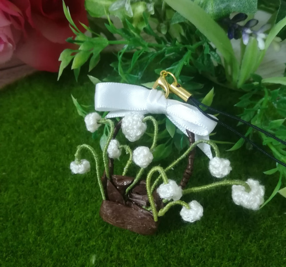 【クーポンあり】すずらんの花かごモチーフストラップ 鈴蘭  植物 編み物 立体的 ワイヤー エコアンダリヤ 2枚目の画像