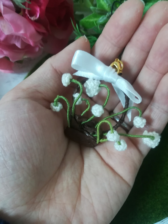 【クーポンあり】すずらんの花かごモチーフストラップ 鈴蘭  植物 編み物 立体的 ワイヤー エコアンダリヤ 3枚目の画像
