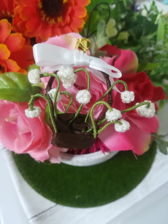 【クーポンあり】すずらんの花かごモチーフストラップ 鈴蘭  植物 編み物 立体的 ワイヤー エコアンダリヤ 4枚目の画像