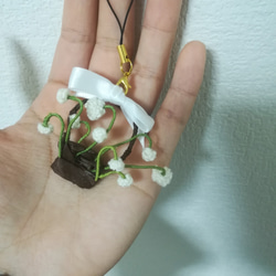 【クーポンあり】すずらんの花かごモチーフストラップ 鈴蘭  植物 編み物 立体的 ワイヤー エコアンダリヤ 5枚目の画像