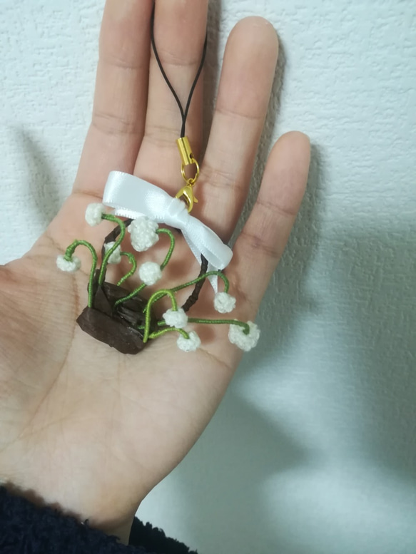 【クーポンあり】すずらんの花かごモチーフストラップ 鈴蘭  植物 編み物 立体的 ワイヤー エコアンダリヤ 5枚目の画像