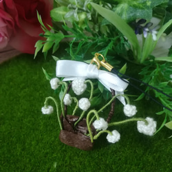 【クーポンあり】すずらんの花かごモチーフストラップ 鈴蘭  植物 編み物 立体的 ワイヤー エコアンダリヤ 6枚目の画像