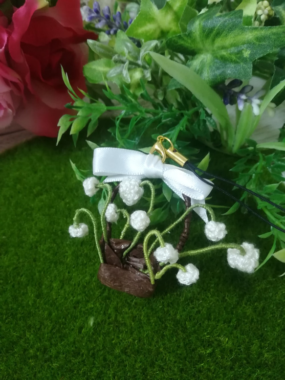 【クーポンあり】すずらんの花かごモチーフストラップ 鈴蘭  植物 編み物 立体的 ワイヤー エコアンダリヤ 6枚目の画像