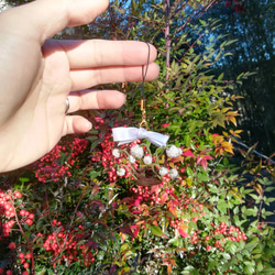 【クーポンあり】すずらんの花かごモチーフストラップ 鈴蘭  植物 編み物 立体的 ワイヤー エコアンダリヤ 7枚目の画像
