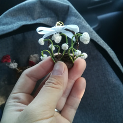 【クーポンあり】すずらんの花かごモチーフストラップ 鈴蘭  植物 編み物 立体的 ワイヤー エコアンダリヤ 8枚目の画像