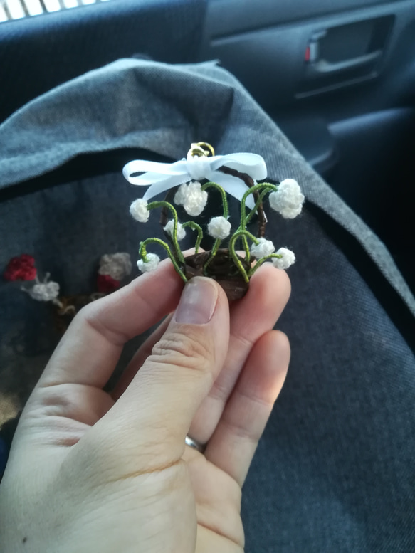 【クーポンあり】すずらんの花かごモチーフストラップ 鈴蘭  植物 編み物 立体的 ワイヤー エコアンダリヤ 8枚目の画像