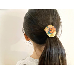 ボタニカル刺繍髪ゴム 2枚目の画像