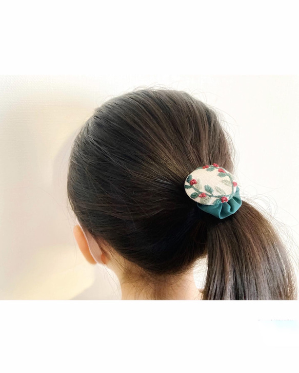 ボタニカル刺繍髪ゴム 3枚目の画像