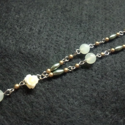 白バラ×天然石×淡水パールのネックレス 1枚目の画像