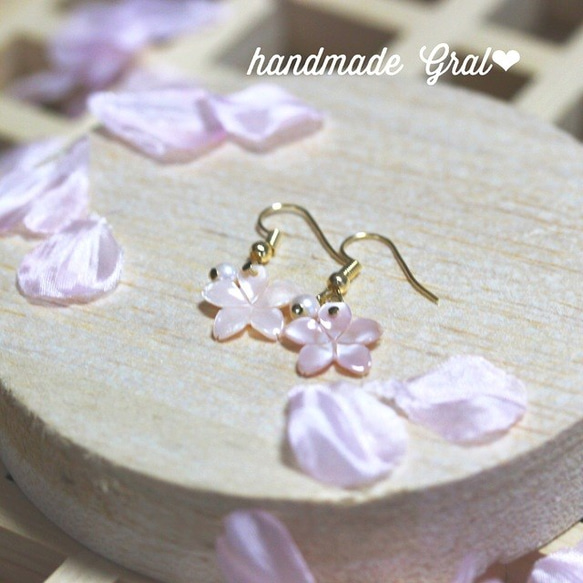 ◇送料無料◇ピンクシェルの桜天然石のピアス ピアス（フック 