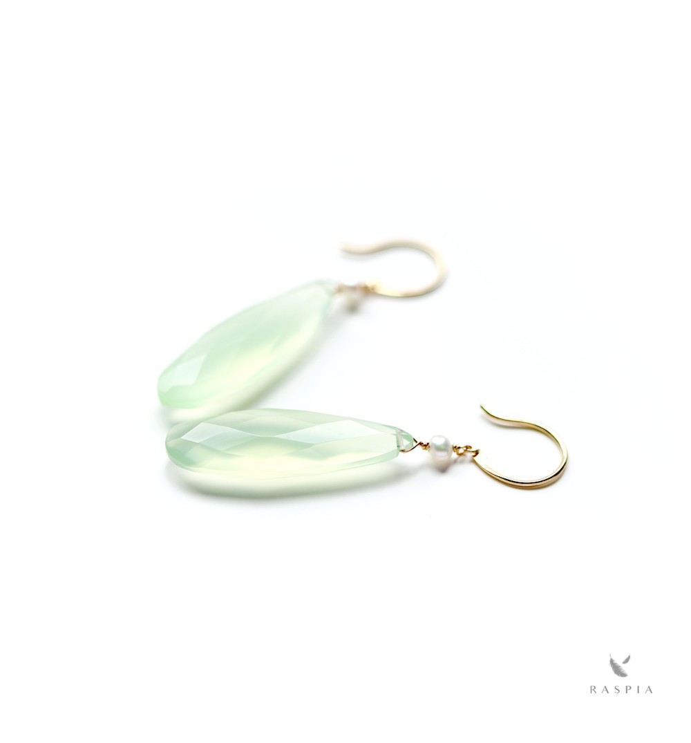 K18 若々しく前向きなライトグリーンカルセドニー(ロングペアシェイプ)とパールのフックピアス~ESPOIR NOBLE