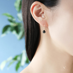 八月生日石 墨黑色尖晶石（洋蔥型切割）K10 鉤形耳環~ESPOIR~ 第2張的照片