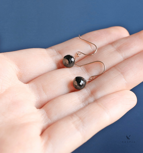 八月生日石 墨黑色尖晶石（洋蔥型切割）K10 鉤形耳環~ESPOIR~ 第5張的照片