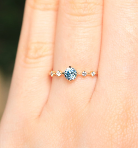 藍色鋯石和鑽石 K18 戒指圓形切割 ~Ello Lily~ 二月生日石 第2張的照片