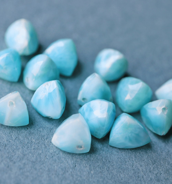 Single Larimar (Trilliant Cut) K10 鉤形耳環 ~ESPOIR~ 第2張的照片