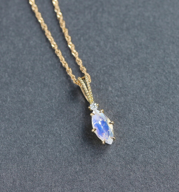 K18 藍色月光石和鑽石吊墜上衣 ~Ello Luculia~ 六月生日石 第2張的照片