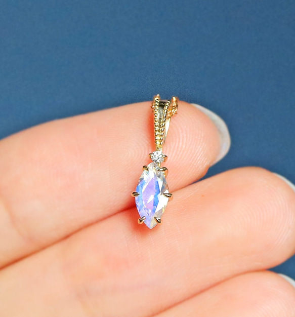 K18 藍色月光石和鑽石吊墜上衣 ~Ello Luculia~ 六月生日石 第6張的照片