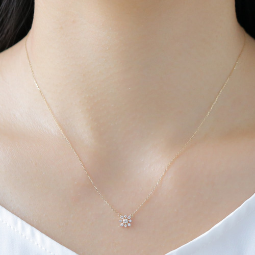 雪の結晶モチーフ9つのダイヤモンド K18ネックレス~Diamond collection 