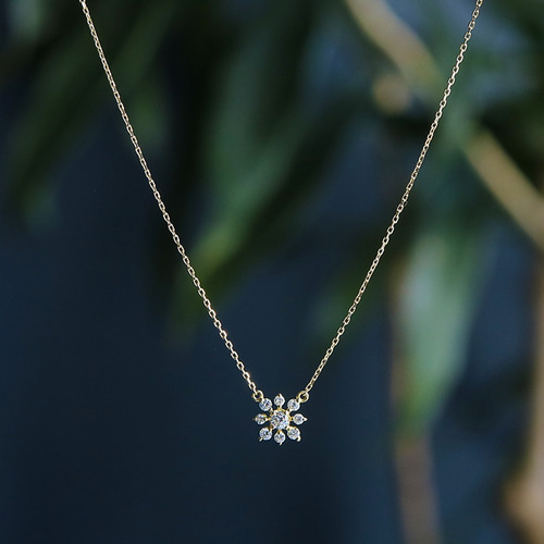 雪の結晶モチーフ9つのダイヤモンド K18ネックレス~Diamond