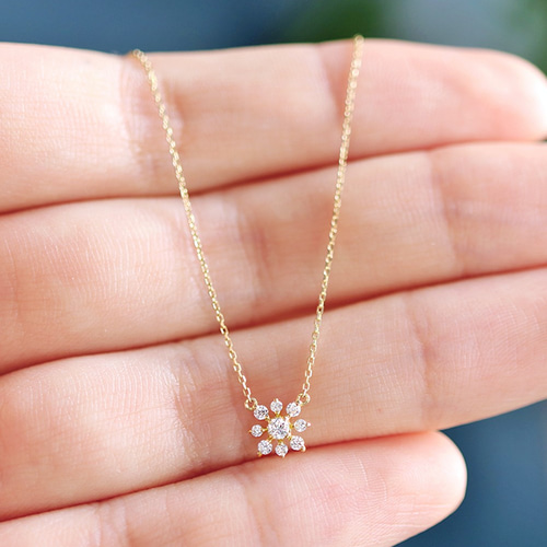 K18WG 雪の結晶モチーフネックレス 雪の結晶モチーフ9つのダイヤモンド K18ネックレス~Diamond