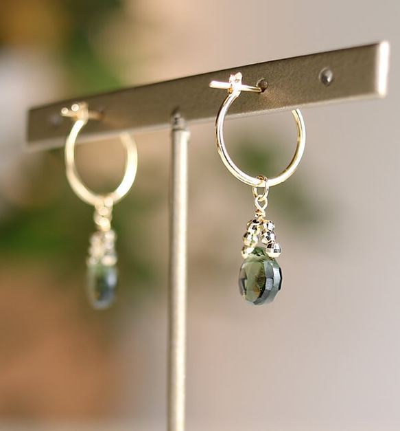 [數量限定] &lt;Rare Stone&gt; Moldavite K18 Crossing Earrings ~RADIA 第5張的照片