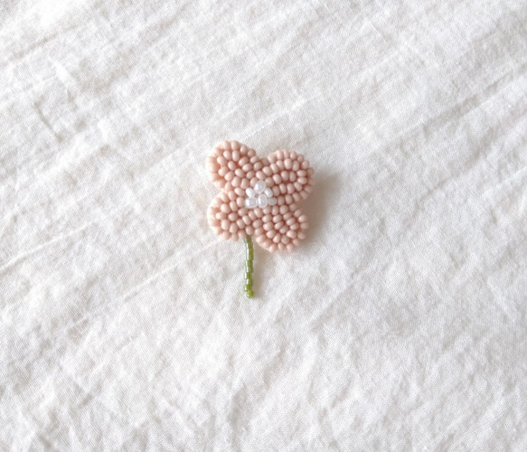 ビーズの小花　ピンク　ブローチ 2枚目の画像