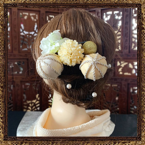 送料無料】成人式 結婚式 和装 髪飾り 白 布玉の美し手毬飾り【色変更